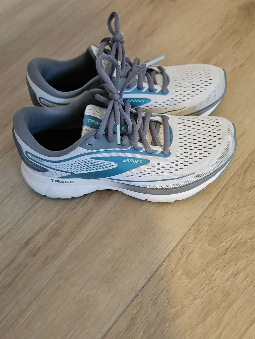 Brooks Women's White and Teal Trace Running Shoes